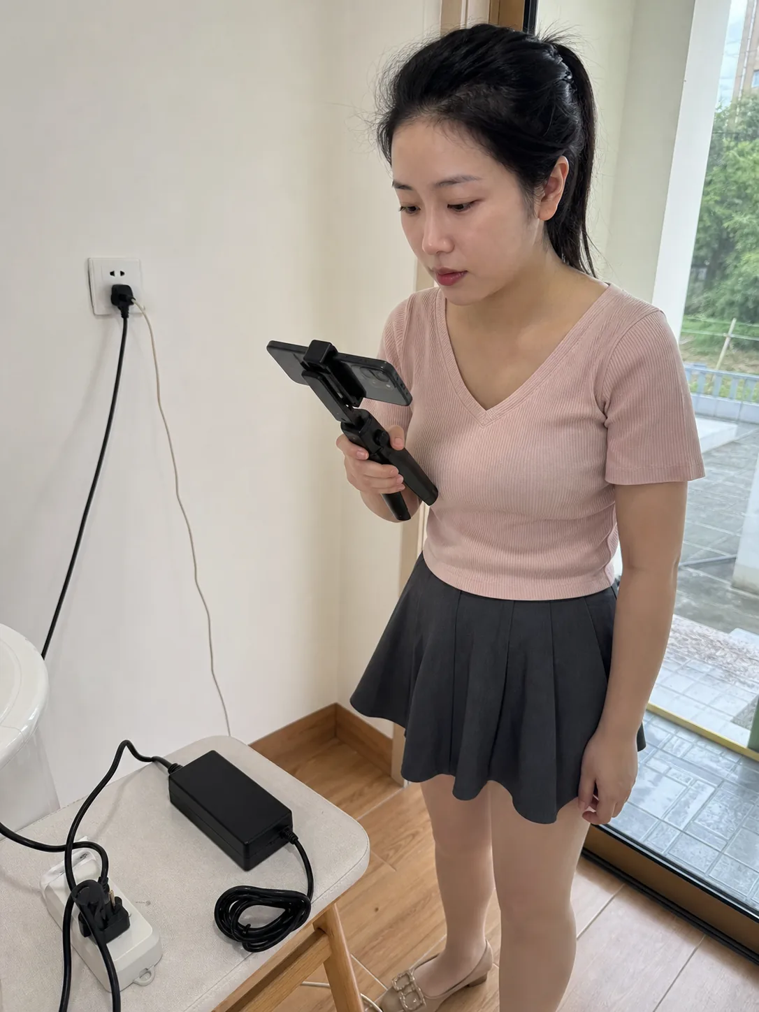 自媒体拍摄人员在适配器售后现场用普通手机记录产品状态、安装位置和使用条件